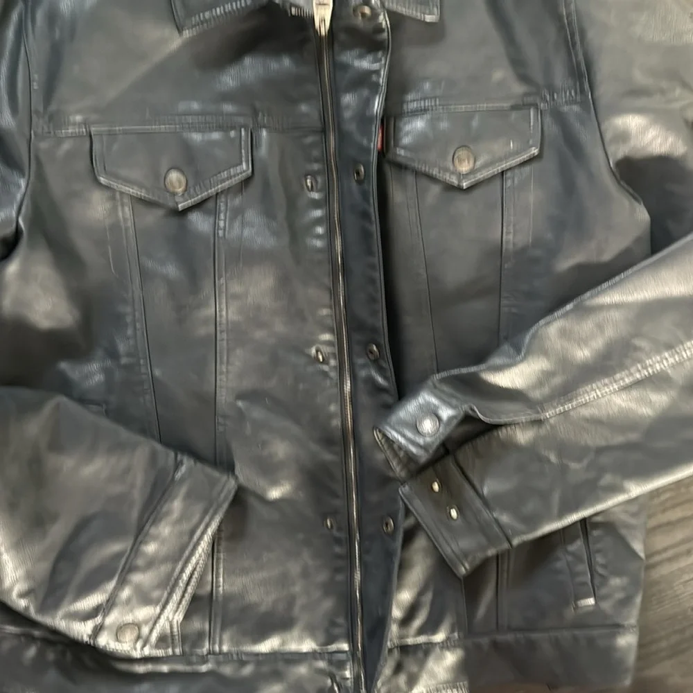🍍LEVIS JACKET🍍sz XL PIT TO PIT 22”🍍length 28”🍍